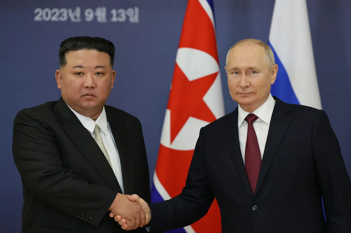 Rusland og Nordkorea er begge underlagt internationale restriktioner. Landene har tilnærmet sig hinanden, efter Ruslands invasion af Ukraine i 2022. Sidste år besøgte Nordkoreas leder Kim Jong-un den russiske præsident Vladimir Putin i den fjernøstlige del af Rusland. Billedet her er fra besøget i Rusland. (Arkivfoto).