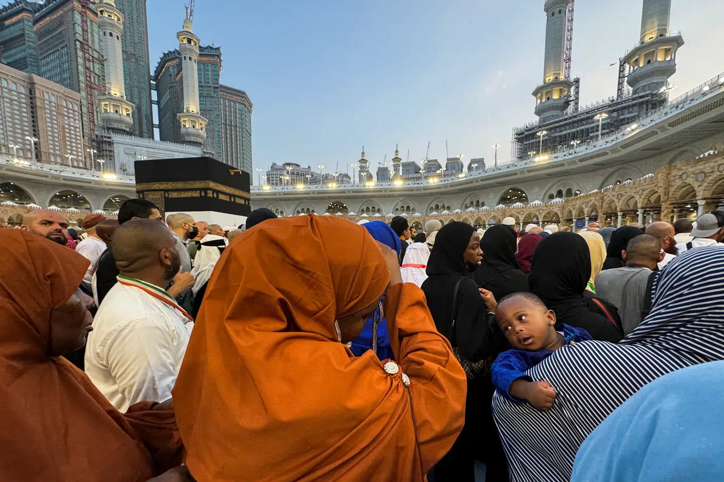 Under hajj går tusindvis af muslimer rundt om kabaen i Mekka.
