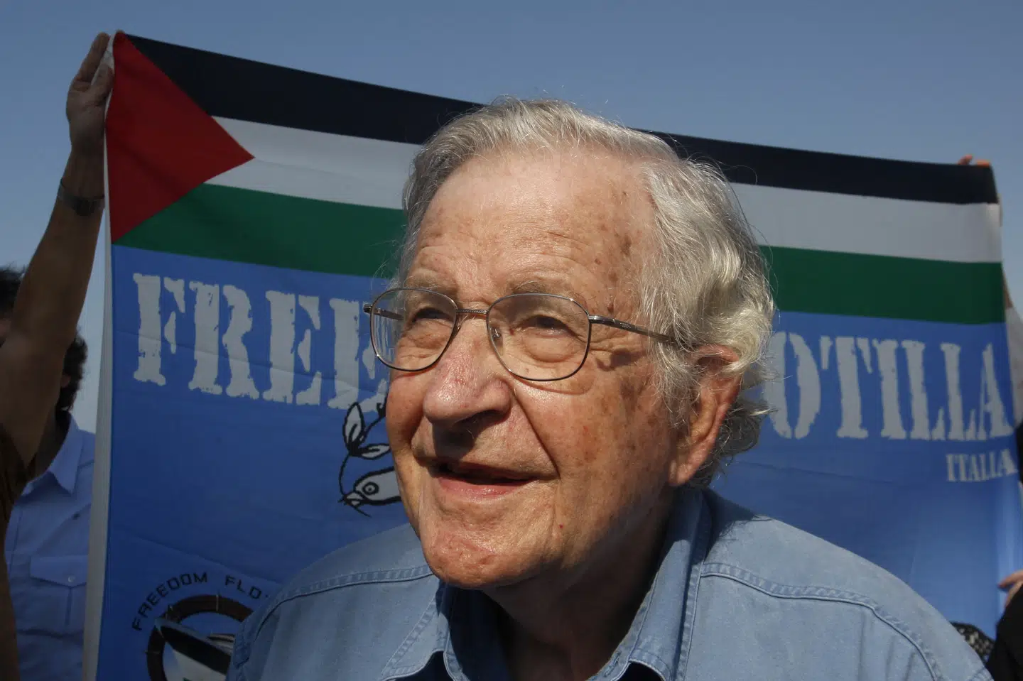 Noam Chomsky er blevet udskrevet fra hospitalet i São Paulo, hvor han bor med sin hustru, Valeria Wasserman.