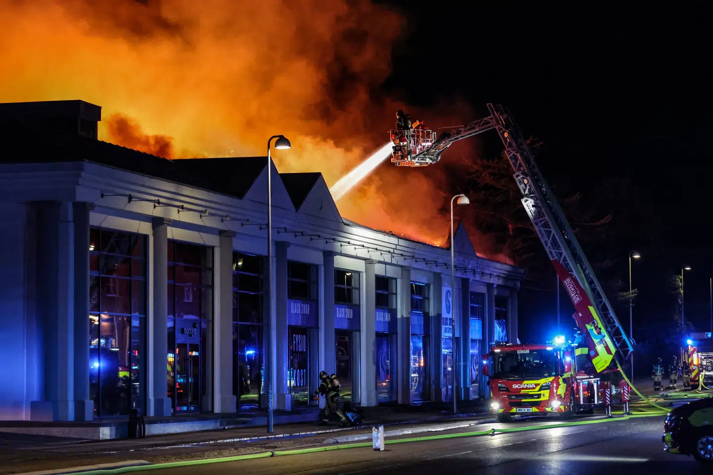 Brand er udbrudt i en bygning på Københavnsvej i Roskilde. Midt- og Vestsjællands Politi har bedt beboere i området om at lukke døre og vinduer.