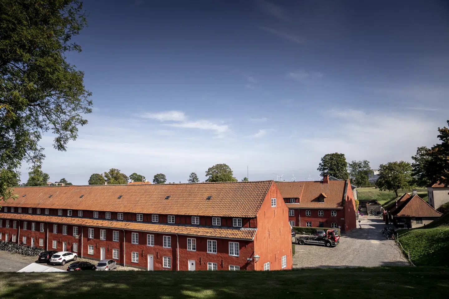 Forsvarets Efterretningstjeneste (FE) har blandt andet lokaler på Kastellet i København, der her er fotograferet i 2020. Spiontjenesten er nu sat under skærpet tilsyn på lønområdet efter en kritisk rapport fra Rigsrevisionen. (Arkivfoto).