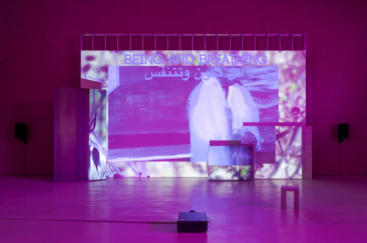 Den store installation med lyd, lys og voldsomme billeder folder sig ud på tre vægge i et af CCs store udstillingsrum.