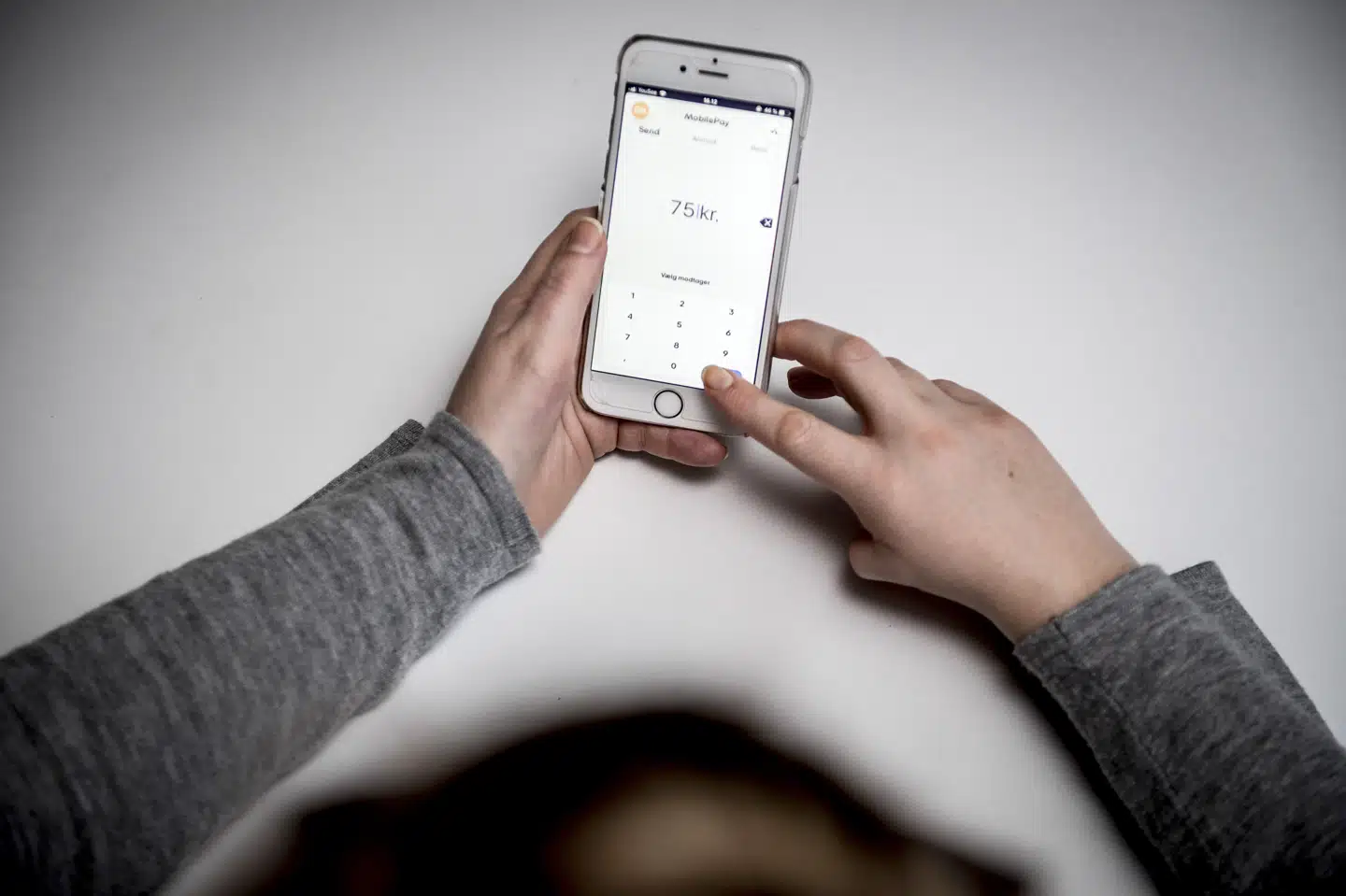Brugere af MobilePay kan nu sende penge til nordmænd og finner. (Arkivfoto).