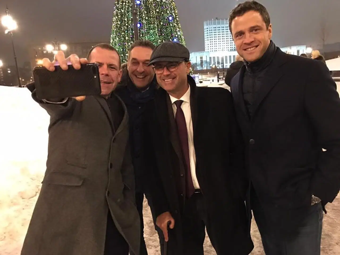 Dette er billedet, som med afsløringen af en skønhedsklinik i London og »den største spionskandale« får en uhyggelig aktualitet, siger kritikerne. Billedet viser topledelsen i det højrenationale østrigske parti FPÖ, som rejste til Moskva for at indgå en samarbejdsaftale med Putins parti, Forenet Rusland. FPÖ-ledelsen tog denne begejstrede selfie af sig selv i Moskva og illustrerer dermed truslen mod Europa indefra, siger kritikere.