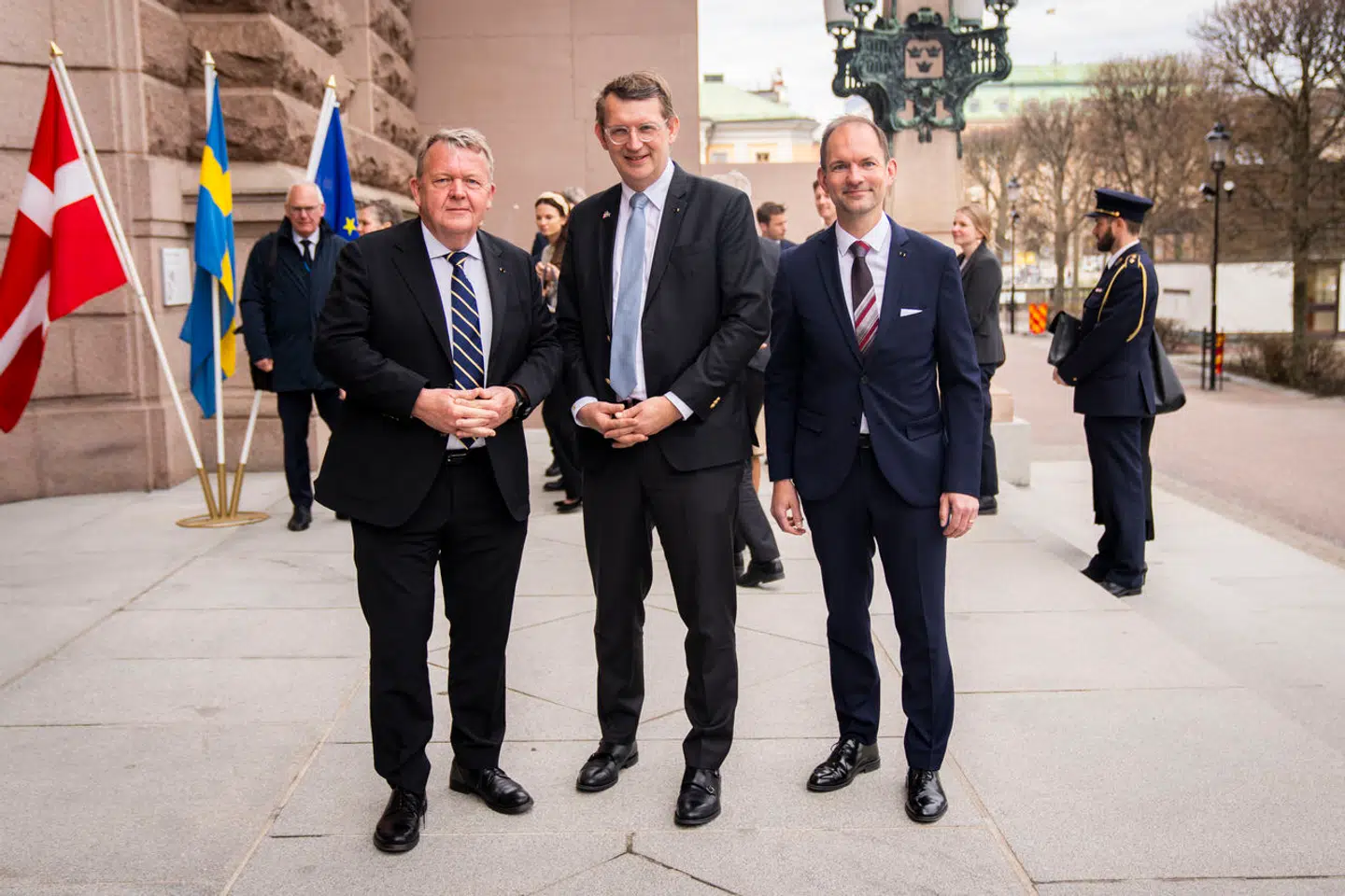 Udenrigsminister Lars Løkke Rasmussen (M), forsvarsminister Troels Lund Poulsen (V) og skatteminister Jeppe Bruus (S) vil alle være til stede på pressemødet. Det samme vil erhvervsminister Morten Bødskov (S).