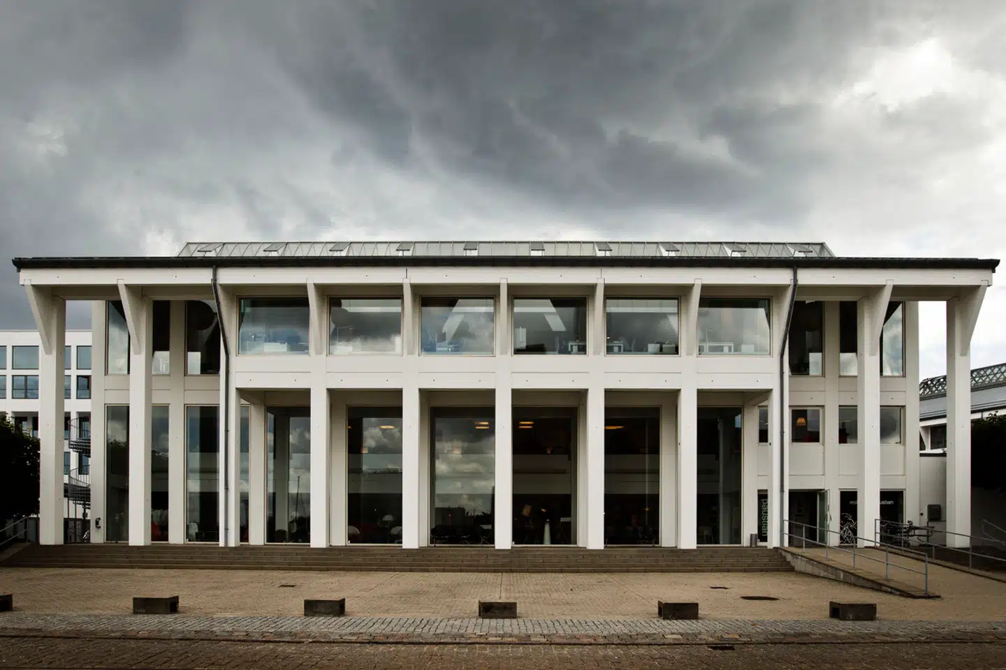 Paustians Hus blev tegnet i 1987 af den verdensberømte arkitekt Jørn Utzon og har tidligere huset et stort møbelshowroom ejet af design- og møbelkæden Paustian.