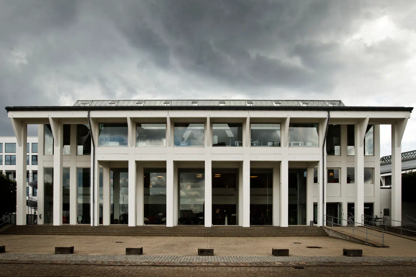 Paustians Hus blev tegnet i 1987 af den verdensberømte arkitekt Jørn Utzon og har tidligere huset et stort møbelshowroom ejet af design- og møbelkæden Paustian.