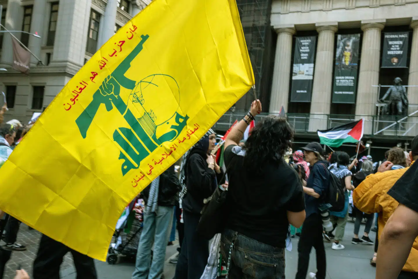 En kvinde bærer et Hizbollah-flag under en demonstration på Wall Street i New York. Foto: Syndi Pilar, Scanpix