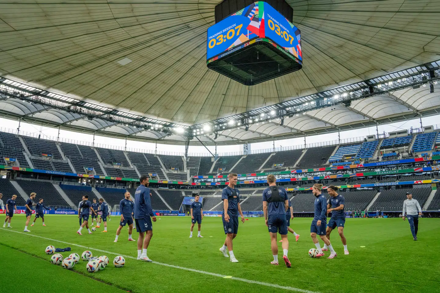 De danske spillere trænede onsdag aften på stadion i Frankfurt, der om lidt vil være fyldt med danske og engelske fans.