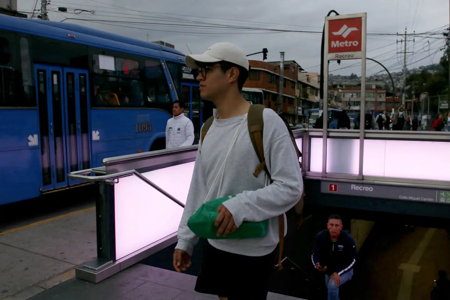 Her ses folk komme ud af metroen i Ecuadors hovedstad, Quito, efter at en fejl på landets elnet førte til en landsdækkende strømafbrydelse.