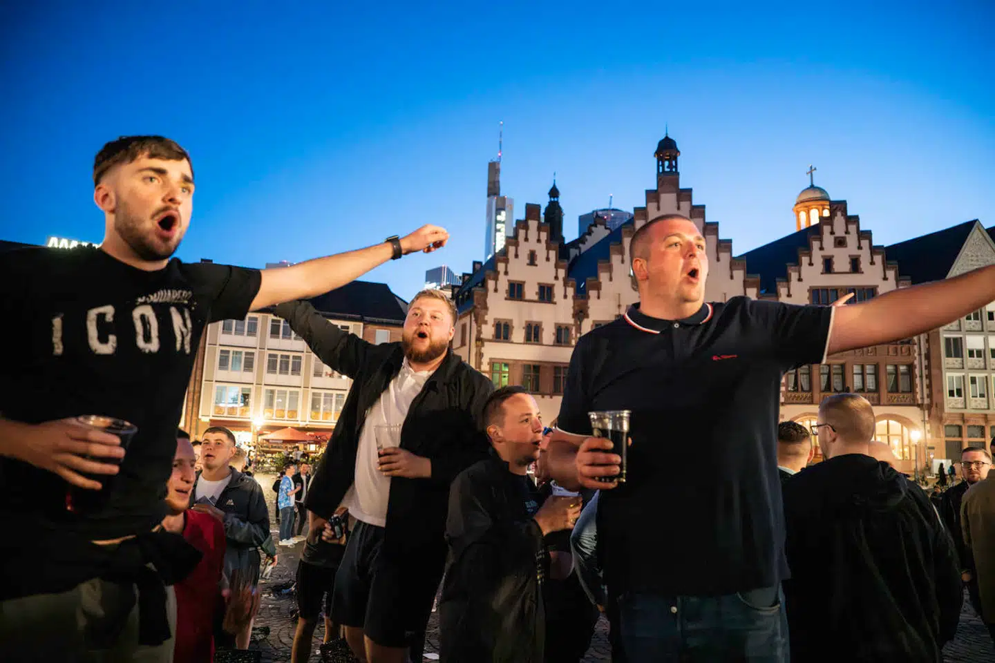 Engelske fodboldfans mødte massivt frem i Frankfurts gamle bydel onsdag aften inden Englands landskamp torsdag mod Danmark.