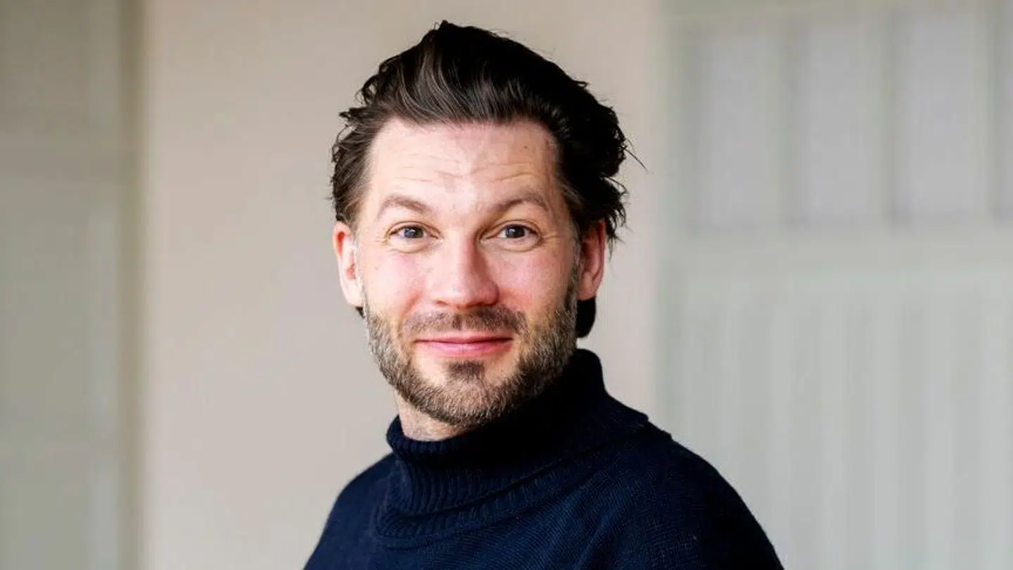 Simon Stenspil har fået grå stær på det ene øje.