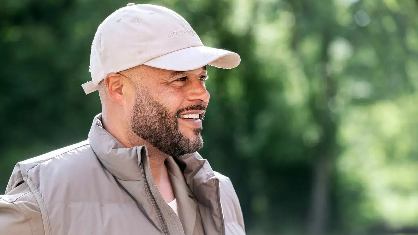 Remee ankommer med sine to yngste døtre og barnepigen til champagnefest hos Christian Stadil på Harridslevgaard Slot, udenfor Bogense på Nordfyn.