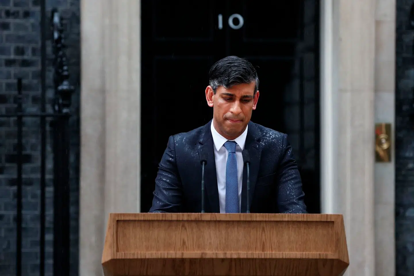 På trods af katastrofale meningsmålinger udskrev Storbritanniens premierminister, Rishi Sunak, valg til det britiske parlament i silende regn den 22. maj foran embedsboligen i Downing Street 10 i London.