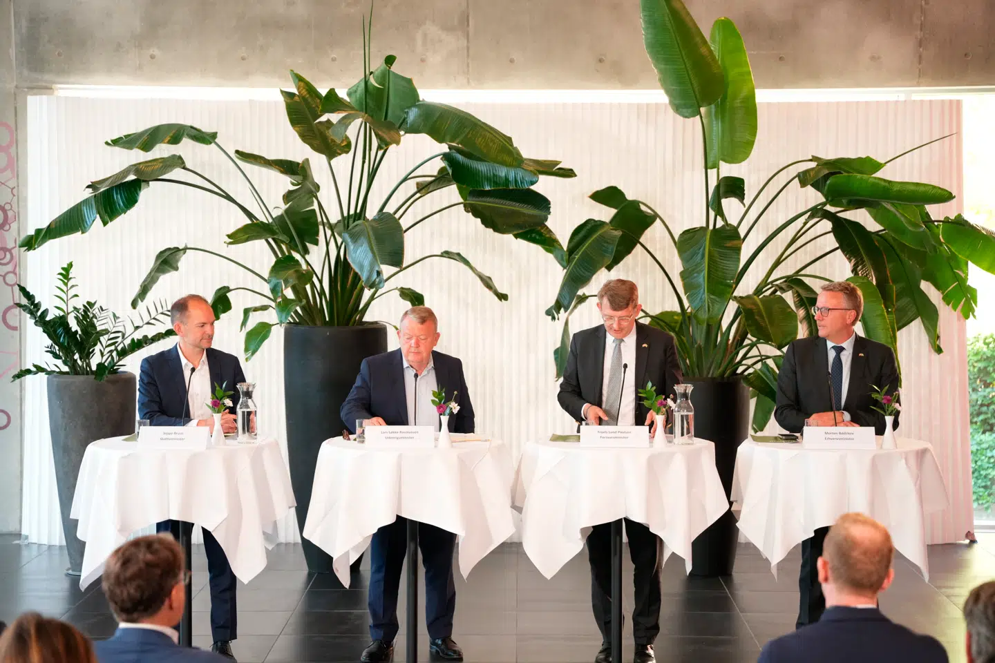 Forsvarsminister Troels Lund Poulsen (V), udenrigsminister Lars Løkke Rasmussen (M), erhvervsminister Morten Bødskov (S) og skatteminister Jeppe Bruus (S) ved regeringens pressemøde om et stærkere, dansk erhvervsliv hos H. Lundbeck i Valby torsdag.