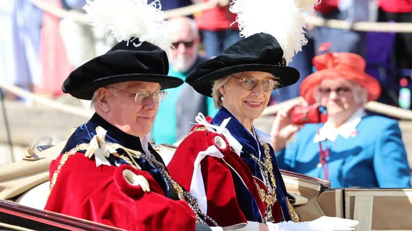 Hertuginde Birgitte af Gloucester med sin mand, prins Richard, da hun blev udnævnt som kongelig ridder – hvilket han allerede er.