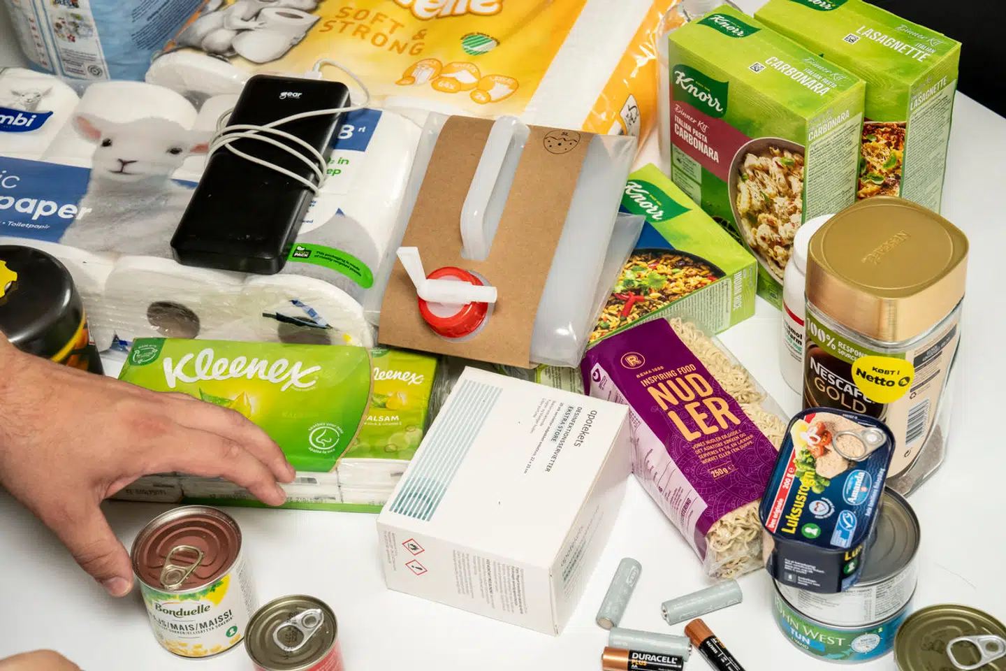 Måske skal vi danskere erkende, at der ikke nødvendigvis kommer nogen og hjælper os, skriver Tim Ustrup. Her er anbefalede produkter til hjemmeberedskabet.