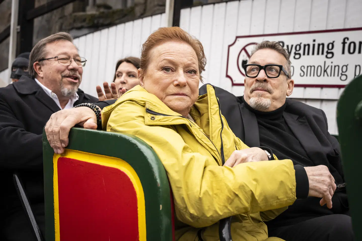 Lisbet Dahl er sygemeldt og må holde pause fra Tivolirevyen. Her er hun fotograferet tilbage i marts måned sammen med holdet fra revyen. (Arkivfoto).