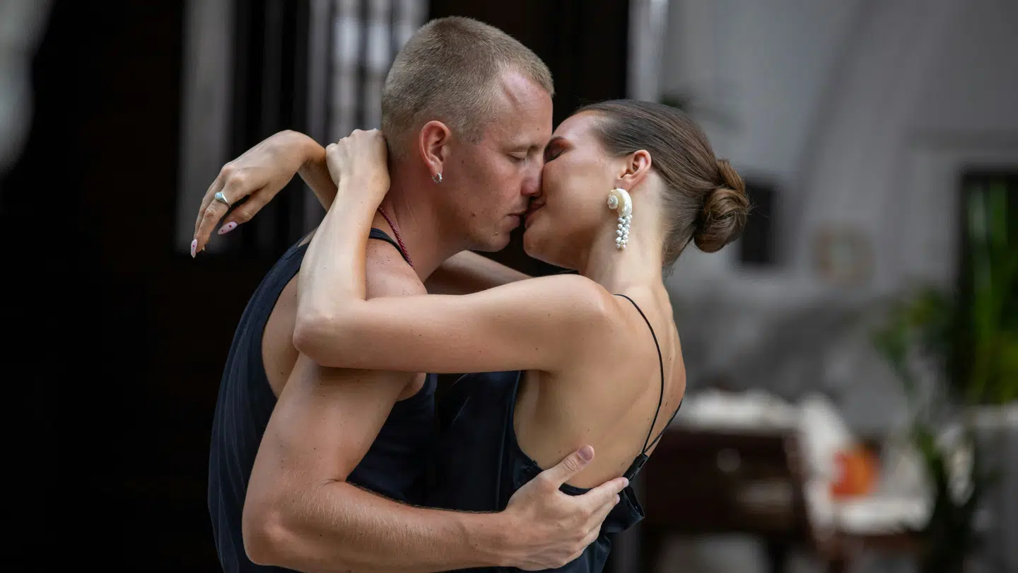 Dating er blevet en jagtmark, hvor byttet selv skal takke ja til at blive nedlagt, og således stiller mange mænd det samme spørgsmål forud for et kys: "Må jeg?"