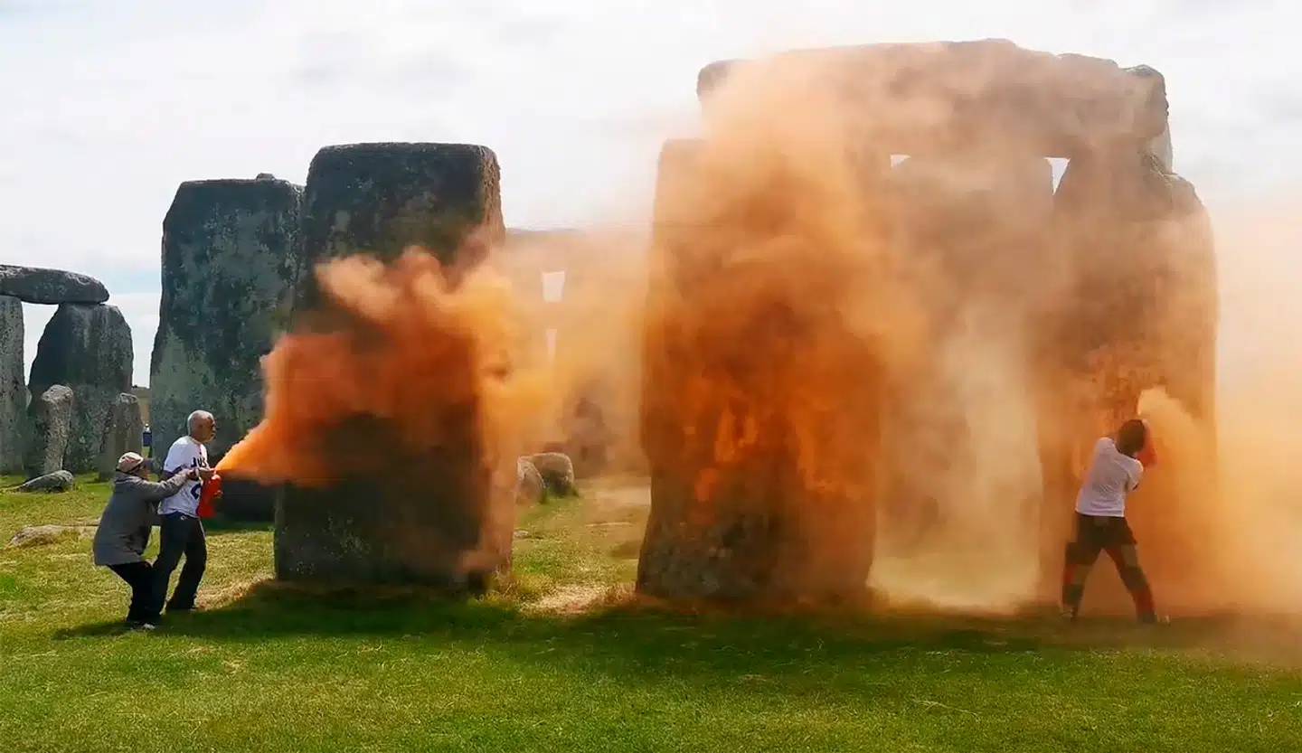 Stonehenge er et forhistorisk monument i England bestående af en cirkel af oprejste sten, der vejer op til 25 tons hver.