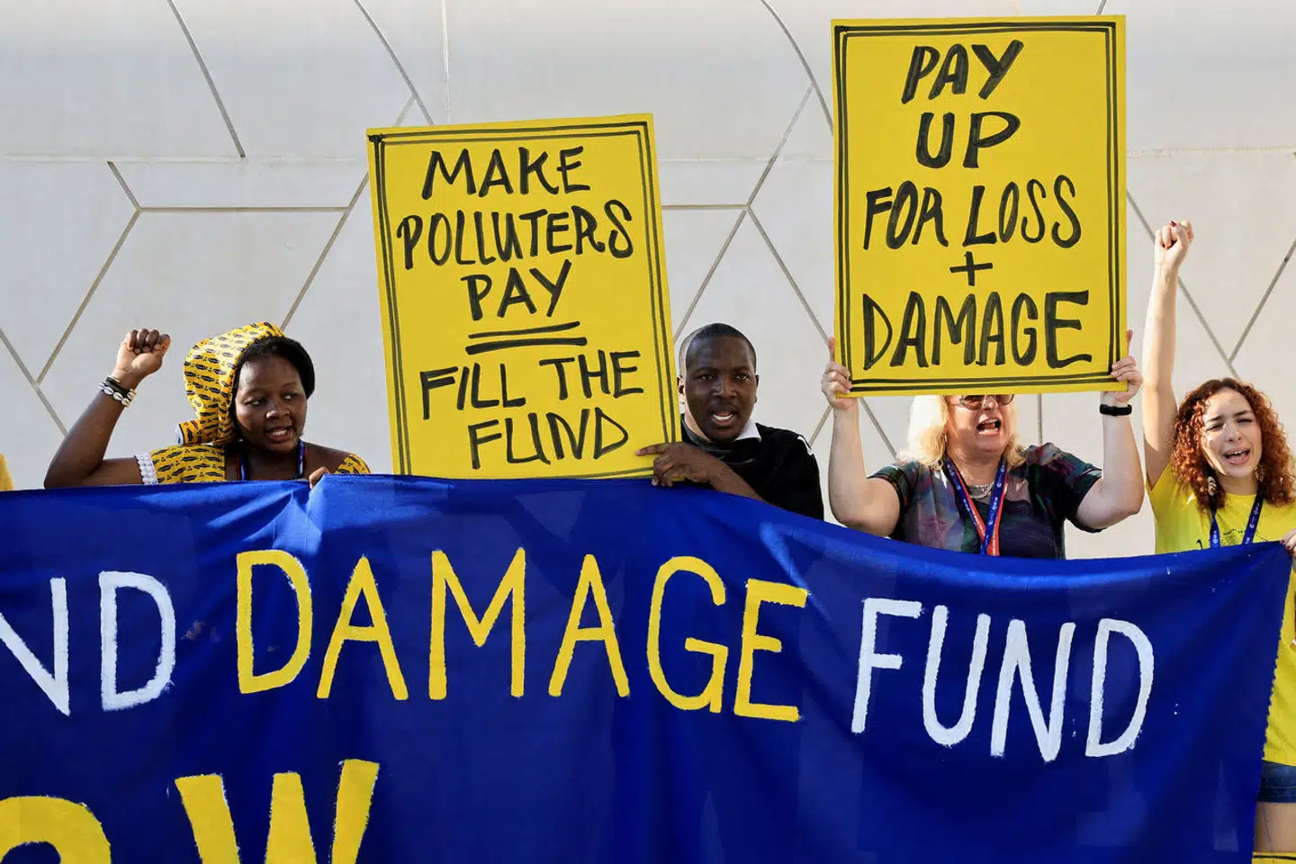 Klimaaktivister demonstrerer under COP28 for en såkaldt »Loss and Damage Fund«. En sådan fond indbefatter, at rige lande i det globale nord betaler for de klimaforandringer, de har forårsaget, og som landene i det globale syd nu betaler prisen for. Arkivfoto: Thaier Al Sudani, Scanpix