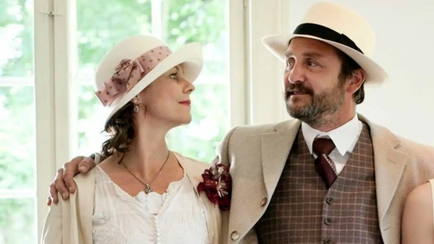 I 'Badehotellet er Anne Louise Hassing aka Therese Madsen gift med grosser Madsen.