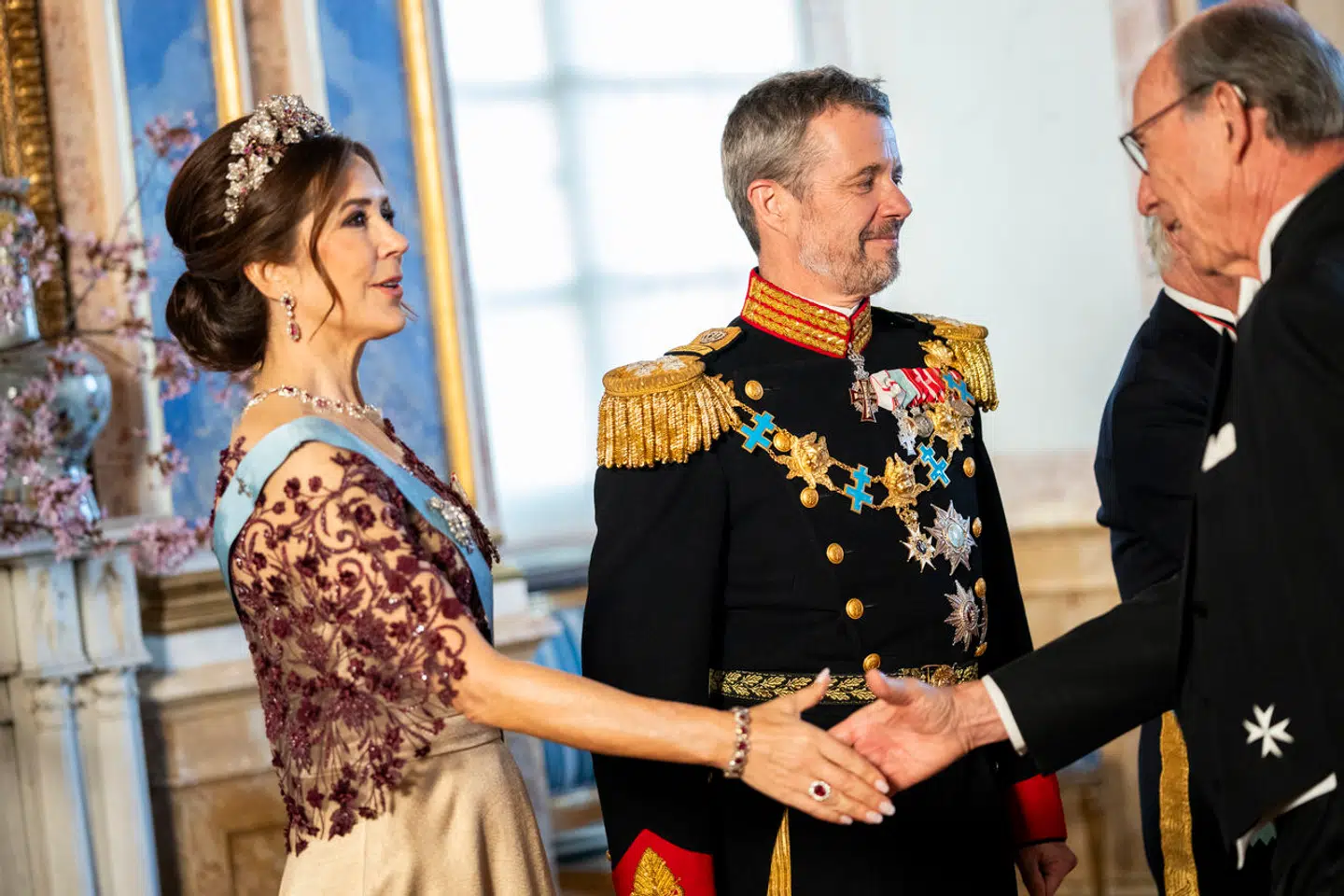 Kongehuset er måske det sidste sted, hvor der insisteres på en vis afstand. Dronning Mary siger næppe »hej« på det her billede, hvor hun hilser på nogle af kongehusets gæster.