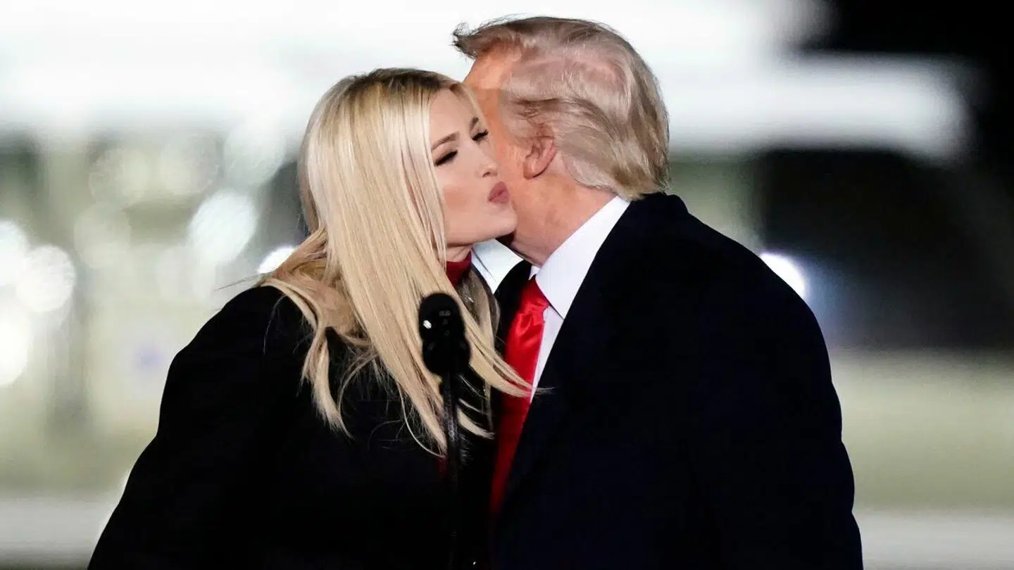 Ivanka Trump sammen med sin far, Donald Trump, 4. januar 2021 - to dage før stormløbet på Kongressen. Dagen efter slog hun tre billeder med sin far op på Instagram. Siden er det blevet til nul.