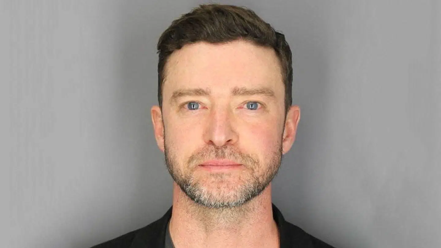 Det berømte »mugshot« af Justin Timberlake, som blev taget ved anholdelsen. De glasblanke øjne er gået verden rundt.