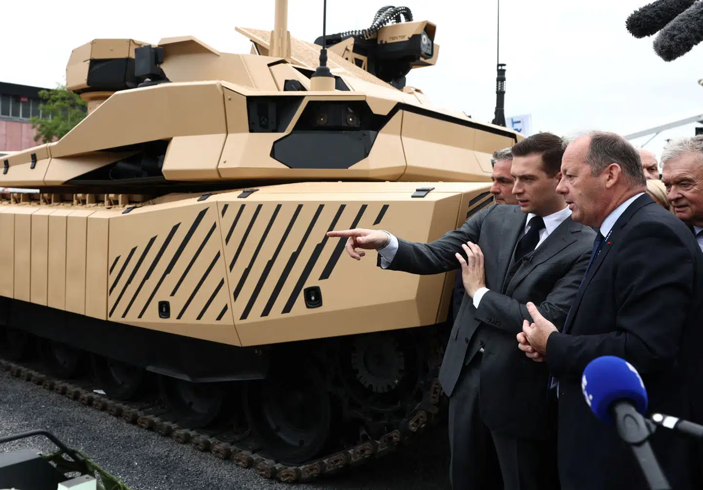 Kampvogn ved KNDS France-boden. Jordan Bardella fra højrefløjspartiet Rassemblement National besøgte onsdag den årlige militærmesse, Eurosatory, op til Frankrigs kommende valg. Foto: Stephanie Lecocq, Scanpix