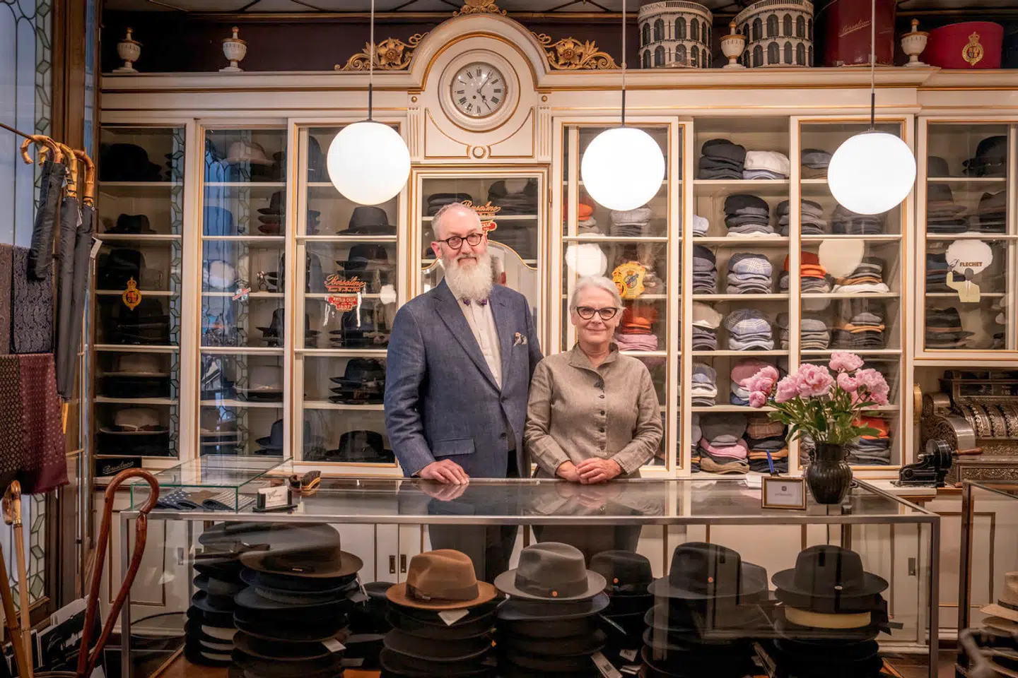 Det var i virkeligheden alt sammen Bess Kristoffersens idé. Det med at købe Petitgas. Hun vidste, at hendes mand Bernhard Tommerup ville holde af arbejdsgangen, for han har altid haft en stor passion for hatte. En dag i 2012 tog han så mod til sig og gik ind for at høre mere om salget. Et år senere var det endegyldigt.