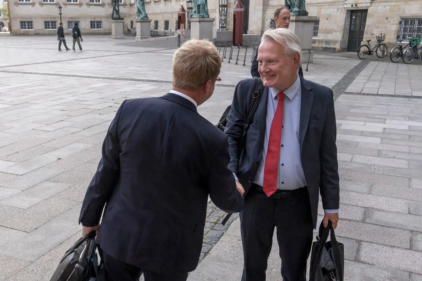 Kammeradvokaten er en titel, som smykker det advokatfirma, der får en aftale om at være statens foretrukne advokat som her, hvor Steffen Sværke fra Kammeradvokaten/Lawfirm Poul Schmith hilser på Mærsks advokat, Jakob Krogsøe fra Gorrissen Federspiel forud for en af danmarkshistoriens største skattesager mellem Mærsk og Total og staten. Nu viser et lækket kommissorium, at staten pønser på et historisk opgør med kammeradvokatordningen.