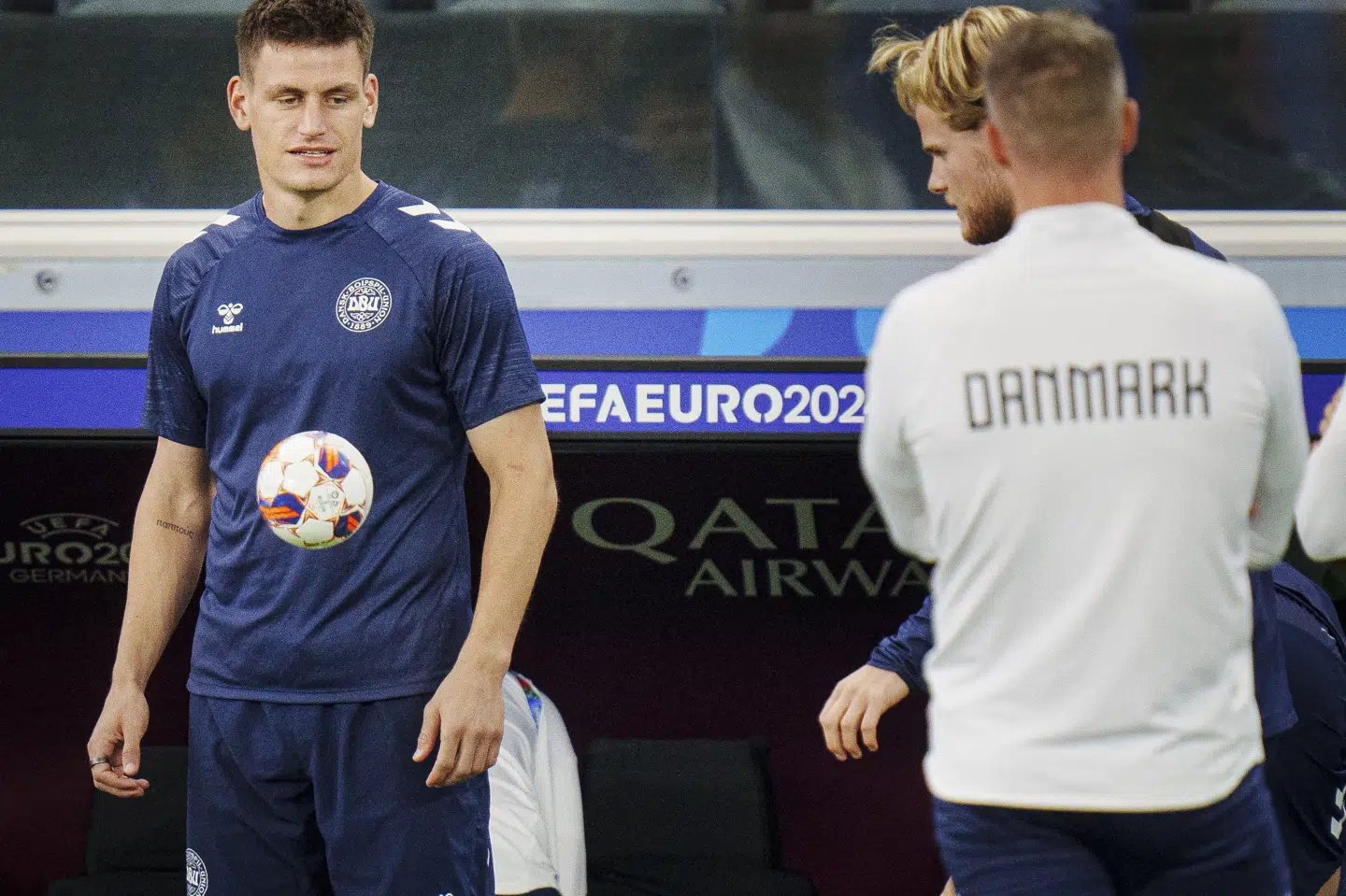 Joakim Mæhle (til venstre) glider ind i startopstillingen mod England.