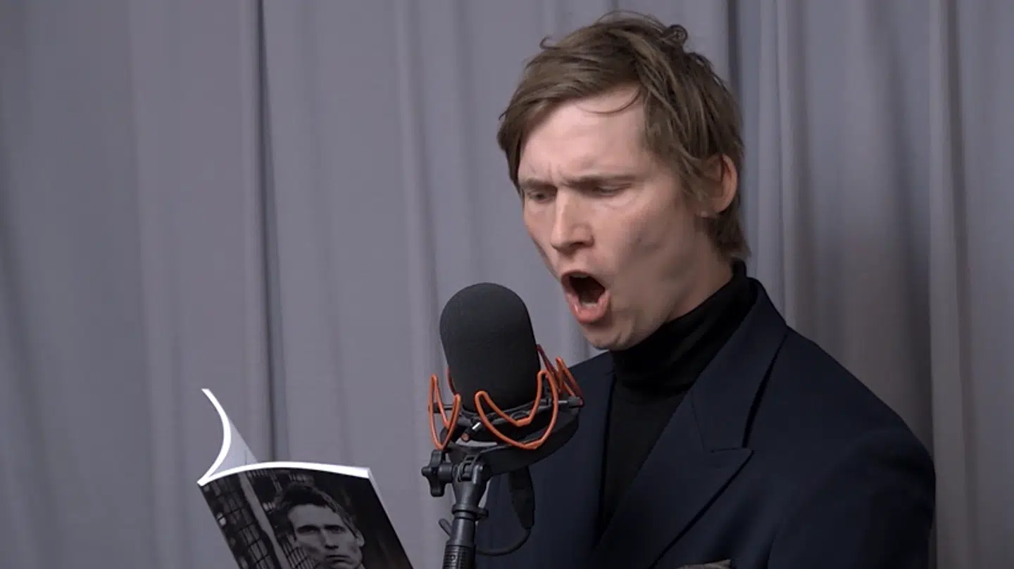 Digter Emil Salzer fremfører sit digt i B.T.s debatpodcast Borgerlig Tabloid