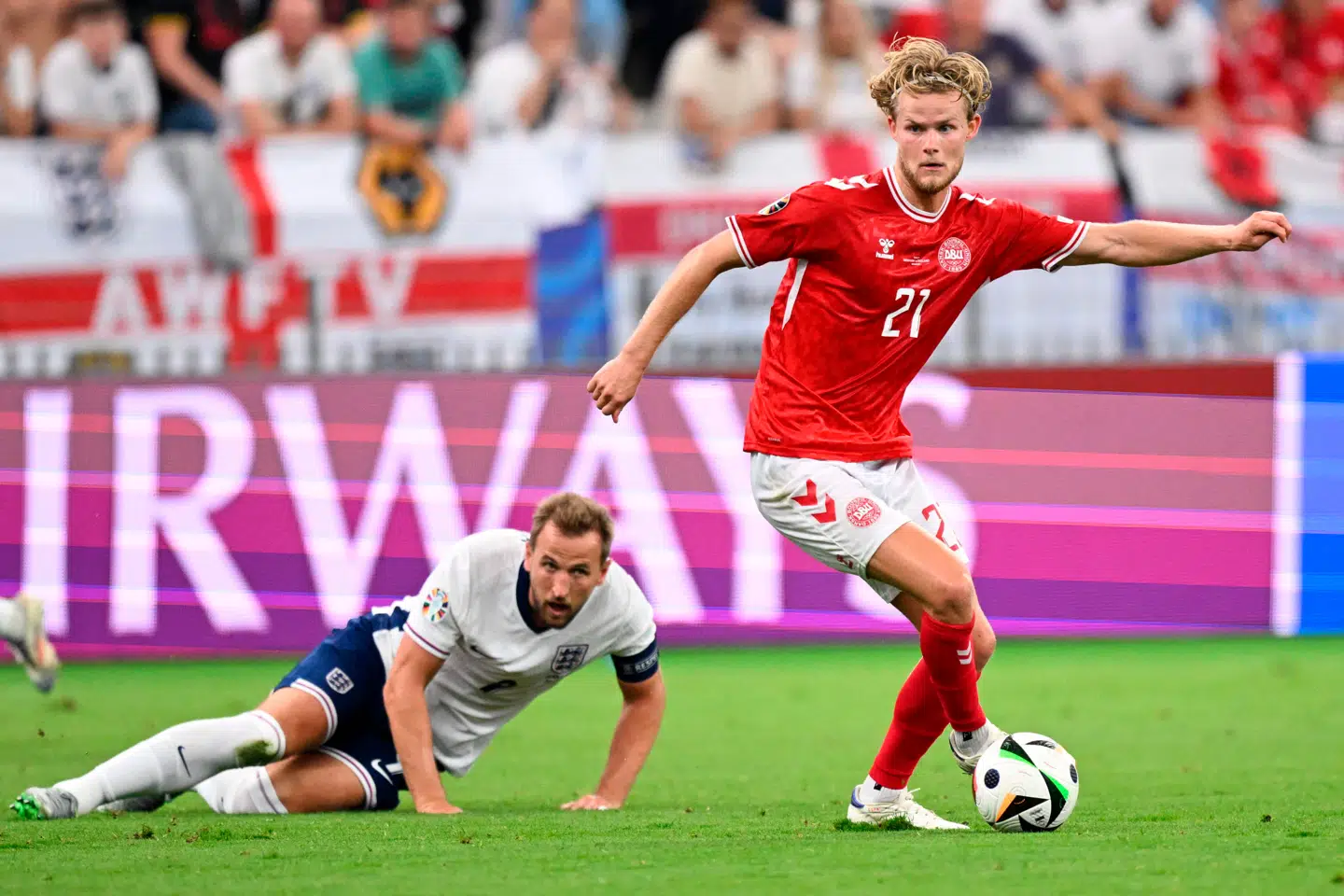 Morten Hjulmands hammer af et langskudsmål fra 31 meter var ikke ufortjent. Englænderne lå, som de havde redt, skriver Asker Hedegaard Boye. Foto: Kirill Kudryavtsev, Scanpix