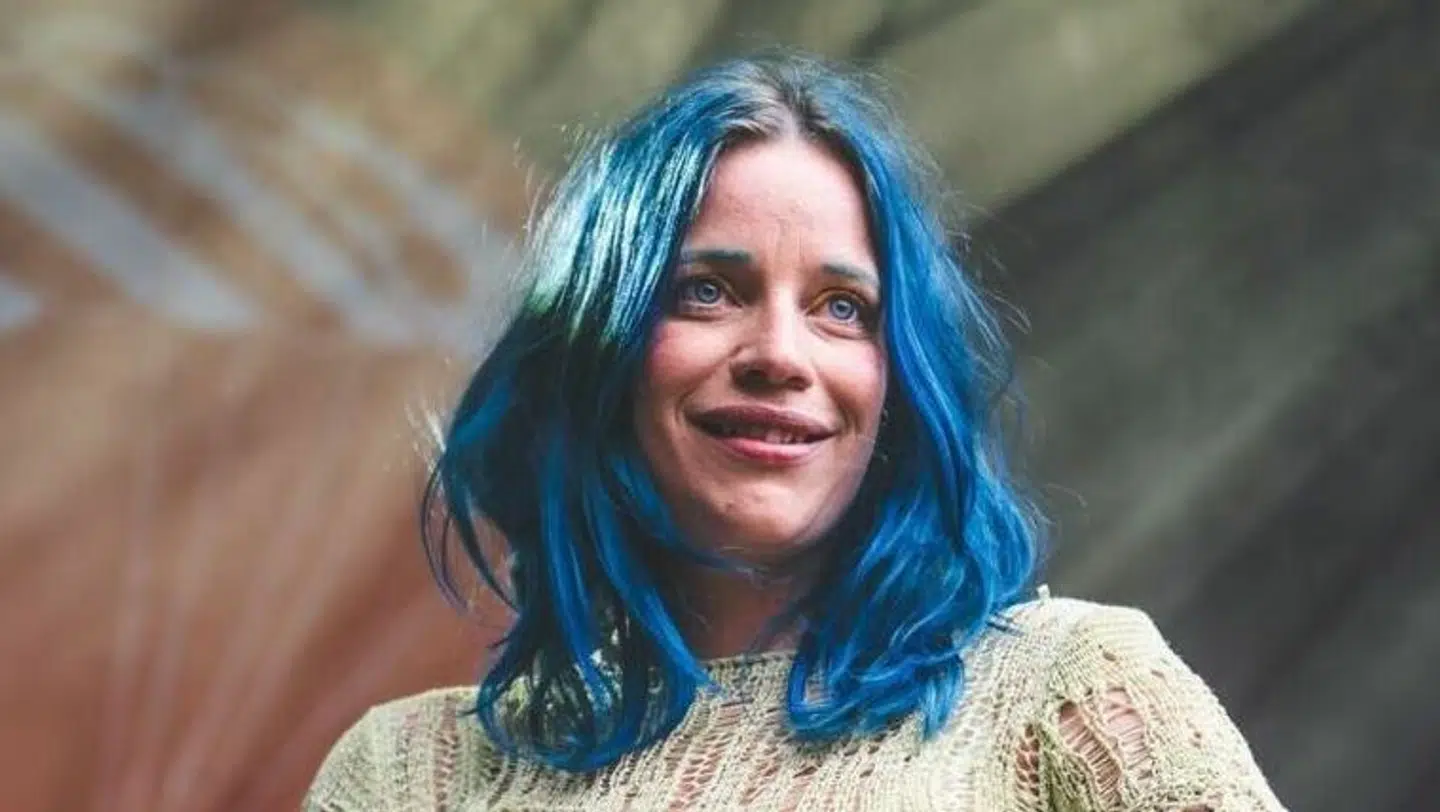 Sanger Katinka Bjerregaard anklager i DR's dokumentar 'Sexisme i musikbranchen' trommeslager Claes Antonsen for at sætte en vulgær stemning forud for optagelserne af 'Toppen af Poppen'. Men nu viser det sig, at hun selv satte den vulgære stemning.