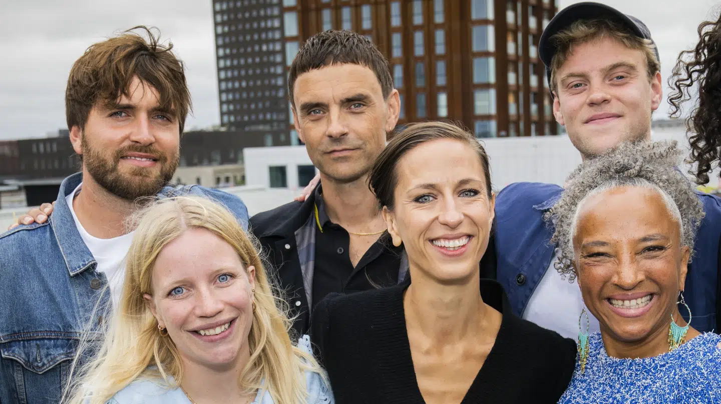 Katinka Bjerregaard (forrest til venstre) og Mathilde Falch (forrest midtfor) deltog i 2021 i programmet "Toppen af Poppen". I en ny dokumentar fortæller de, at de oplevede upassende kommentarer under optagelserne. (Arkivfoto).