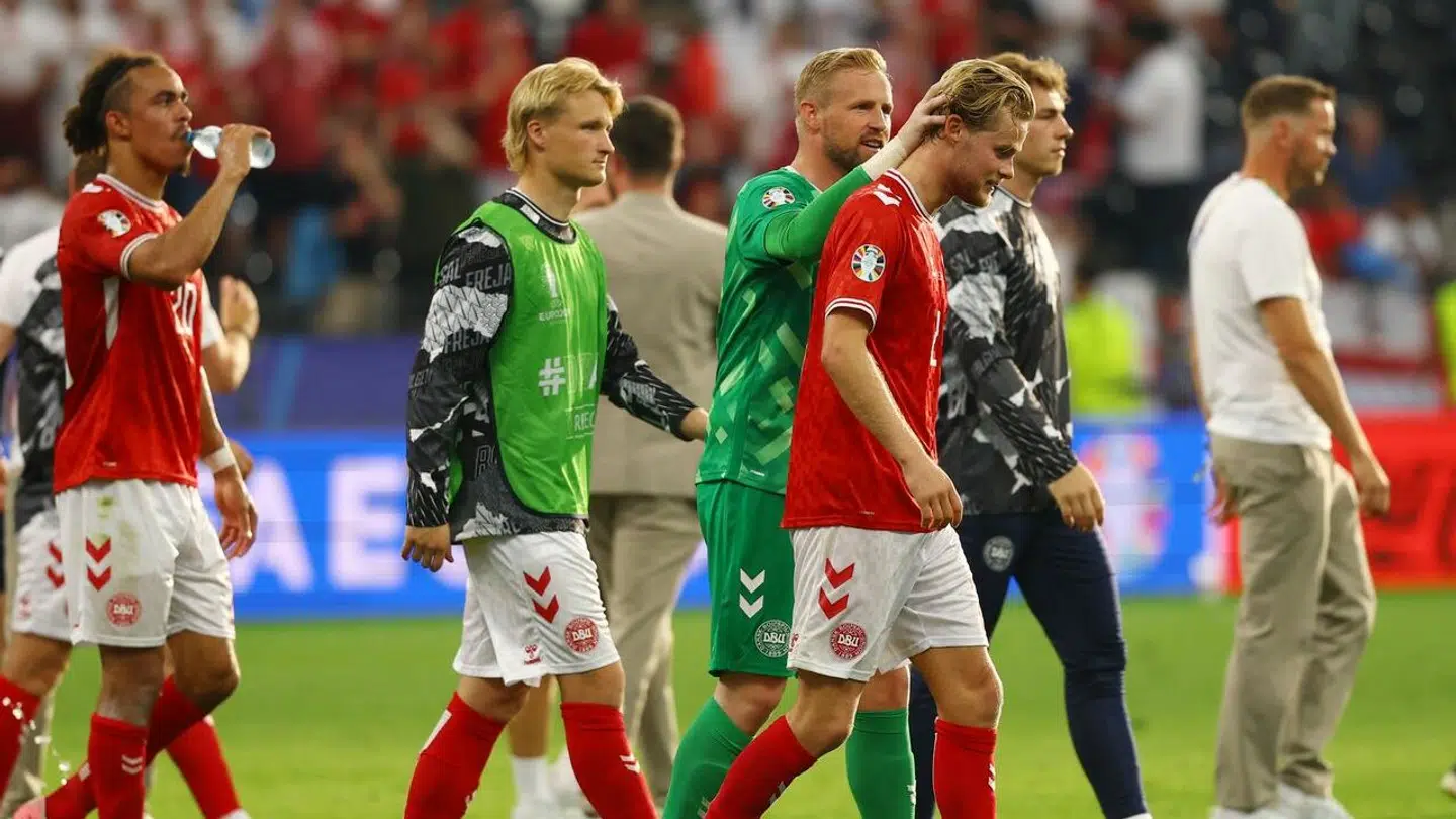 Kasper Schmeichel skubbede Morten Hjulmand frem foran fansene.