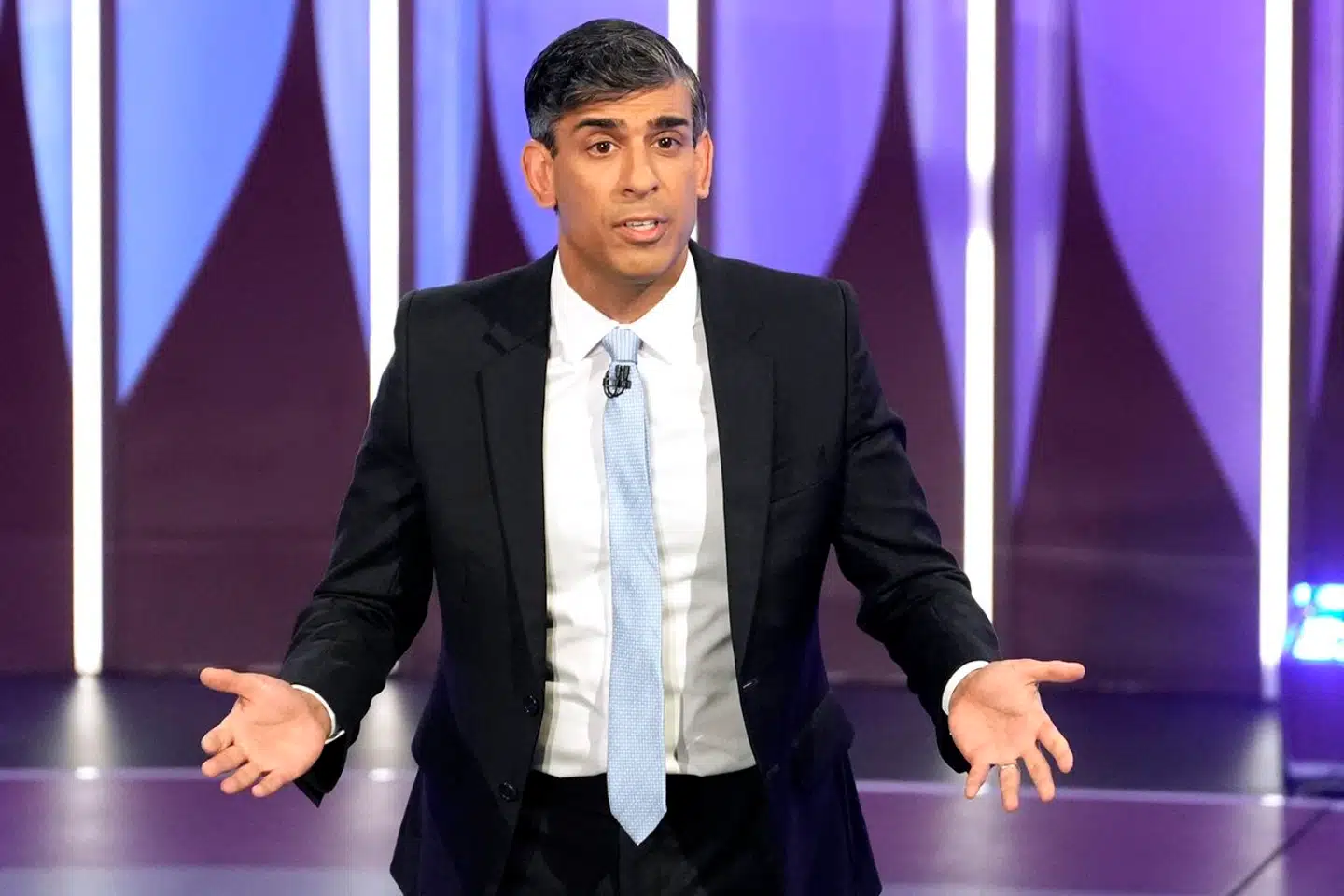 Flere personer undersøges for at have gamblet på valgdatoen i Storbritannien.