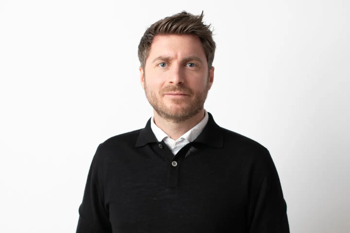 Kristoffer Eriksen har været blandt kræfterne bag Ekstra Bladets prisvindende podcast "Bandeland". I dag laver han podcasten "Banderelateret" på streamingtjenesten Podimo. Nu dykker han endnu mere ind i emnet i den nye podcast "Fremtidens kriminalitet". (PR-foto).