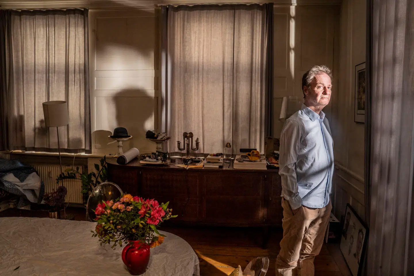 Knud Romer fortæller om, hvorfor hans liv ser ud, som det gør i dag. Det er ifølge ham ganske enkelt – og dog.