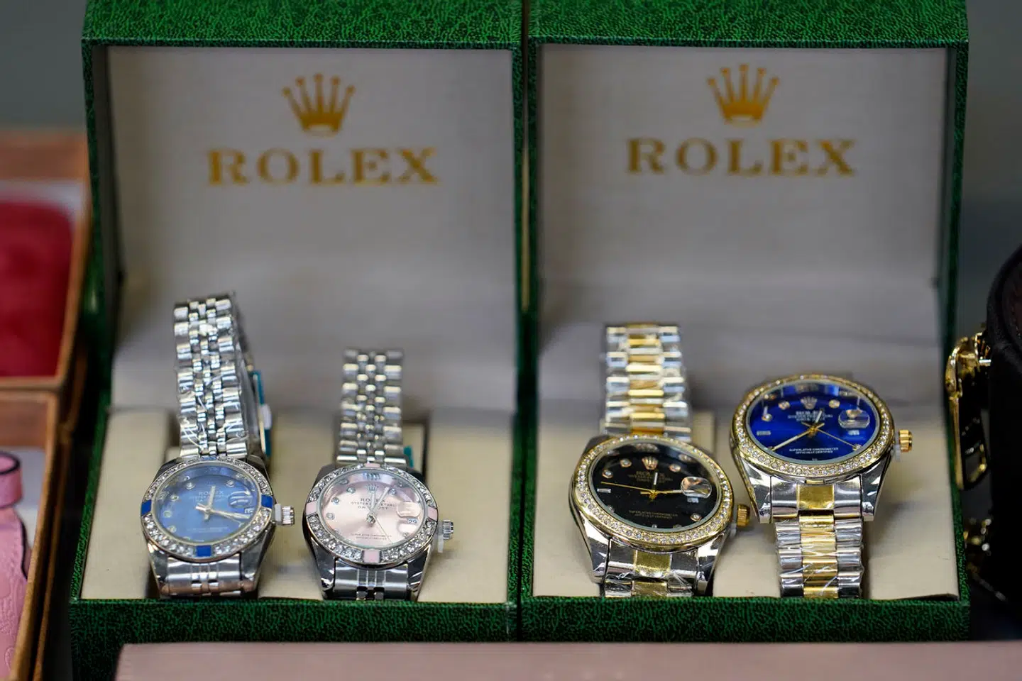 På den kinesiske onlineplatform Temu kan man købe et væld af kopivarer, herunder blandt andet ure, der ligner de luksuriøse Rolex-urer. For nylig er det blevet landets andenstørste handelsplatform.