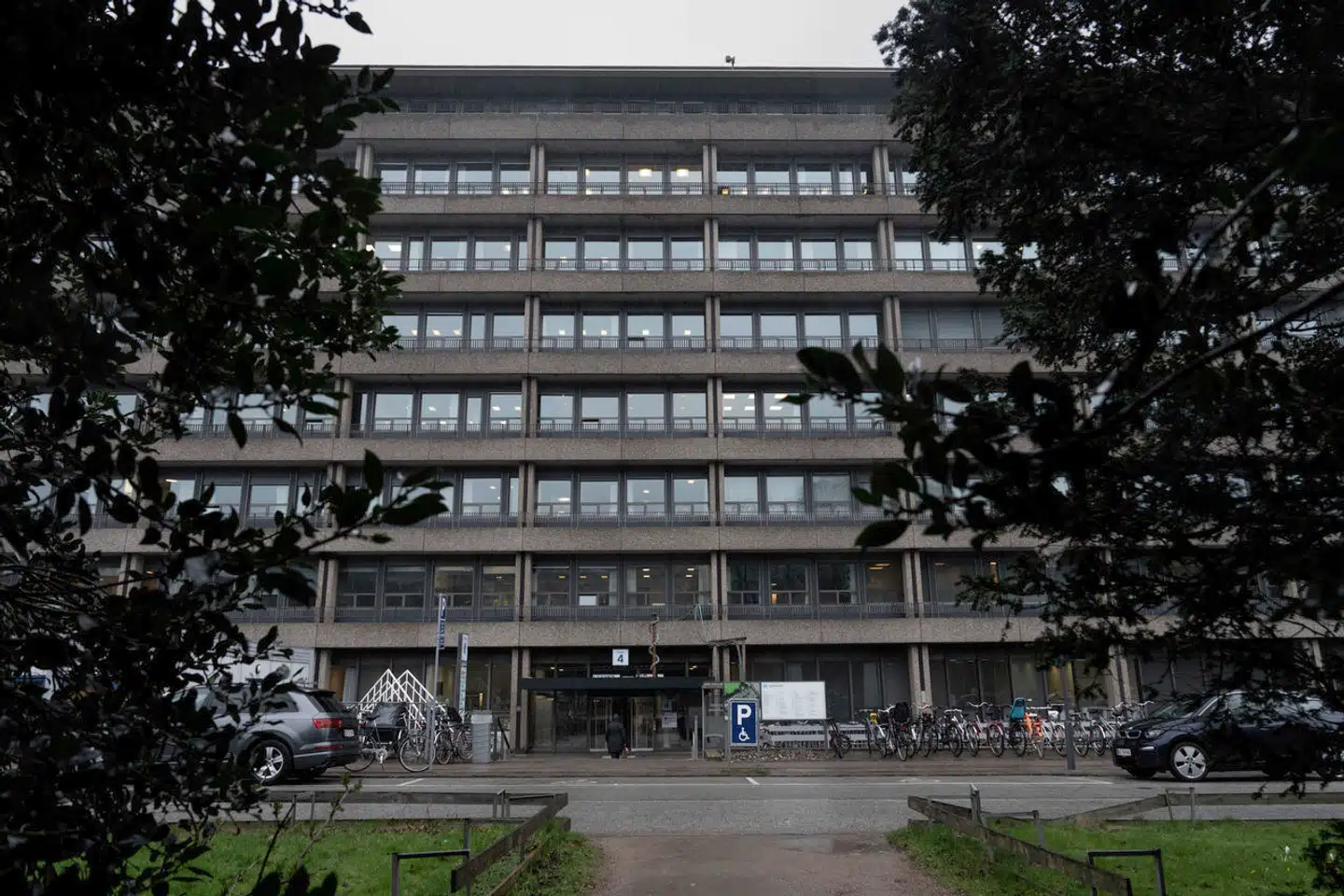Det er her i Rigshospitalets sydfløj, at skimmeludbruddet er centreret. Både kræftsyge børn og voksne er blevet ramt af potentielt livsfarlig skimmelsvamp fra Rigshospitalets bygninger. Indtil videre er 27 patienter og en ansat smittet siden 2017.