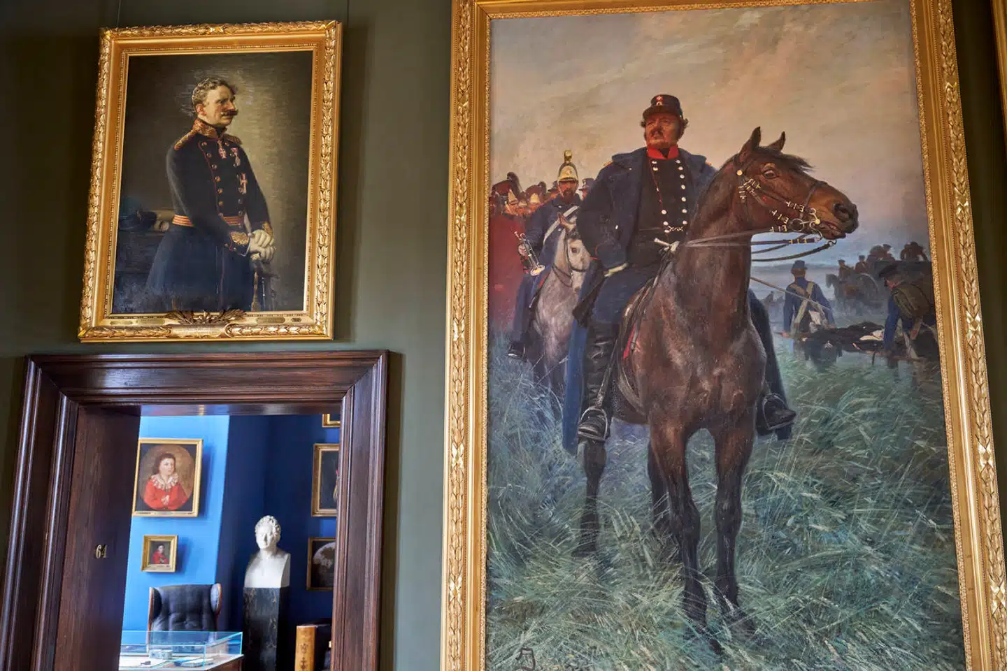 En række portrætter af mænd må vige pladsen på Nationalhistorisk Museum på Frederiksborg Slot til fordel for portrætter af kvinder.