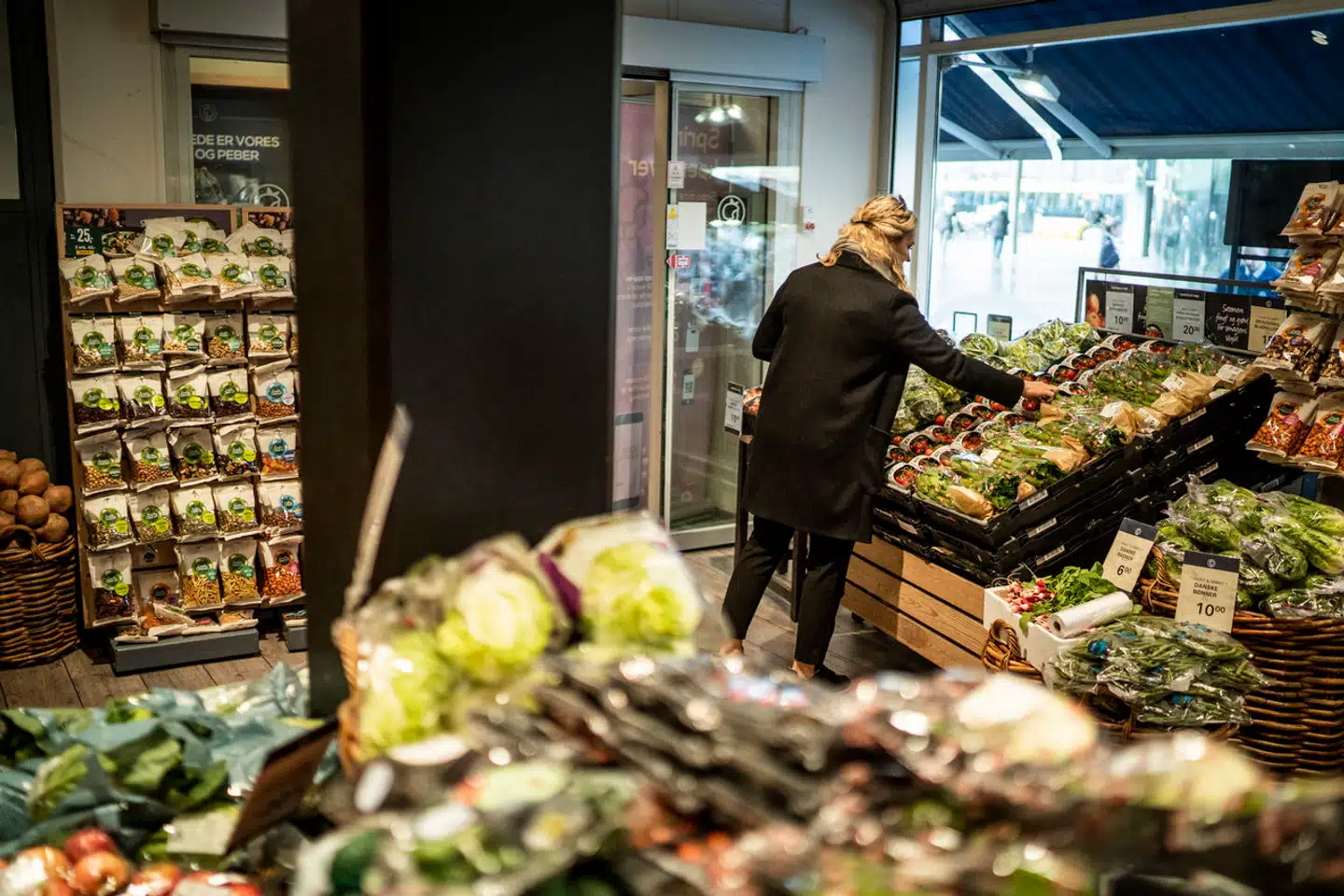 Du skal ikke regne med billigere varer på hylderne foreløbig.