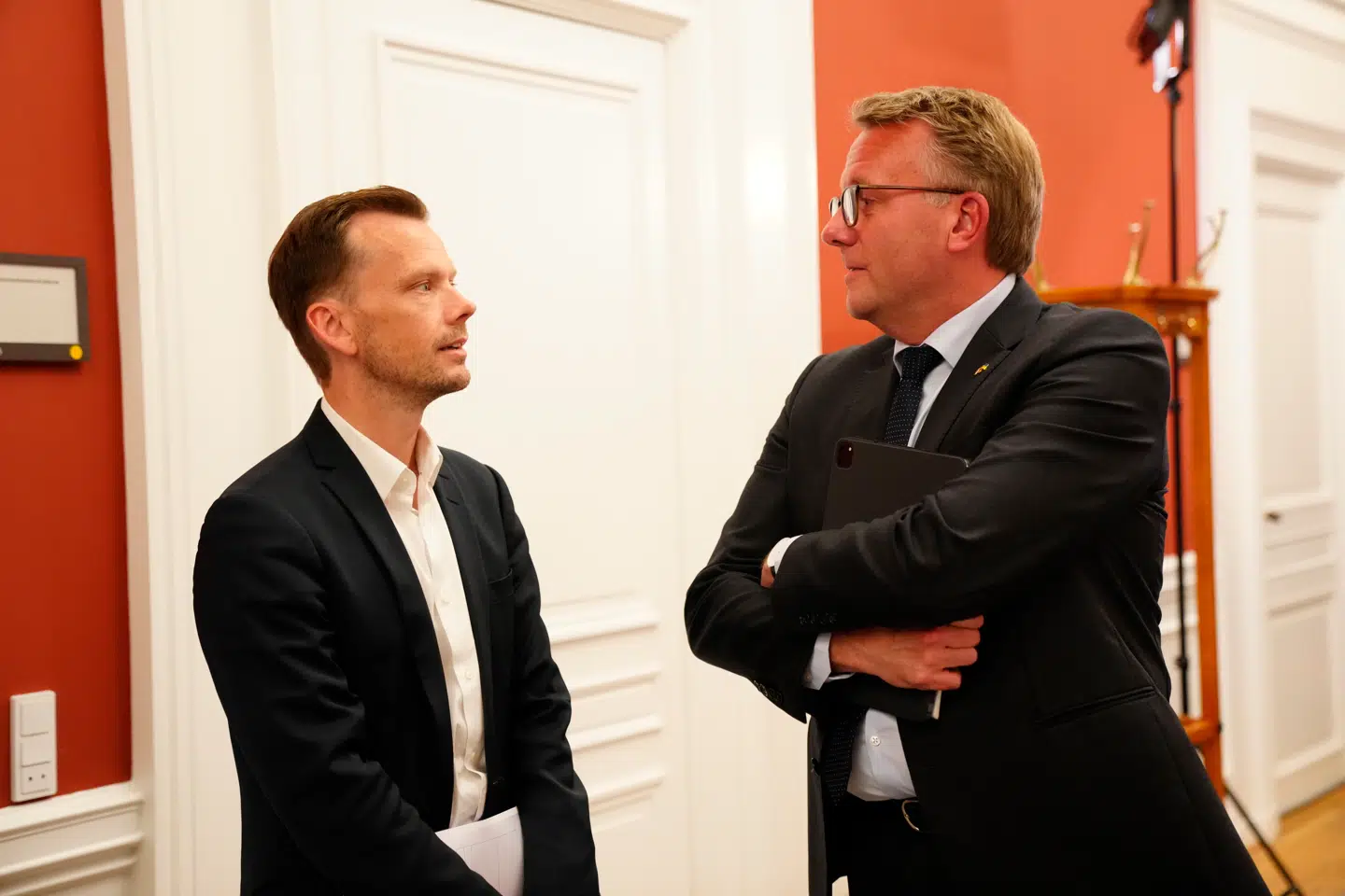 Justitsminister Peter Hummelgaard (S) og erhvervsminister Morten Bødskov (S) var fredag kaldt i et åbent samråd i retsudvalget om opfølgning på TV 2-dokumentaren »Den sorte svane«.
