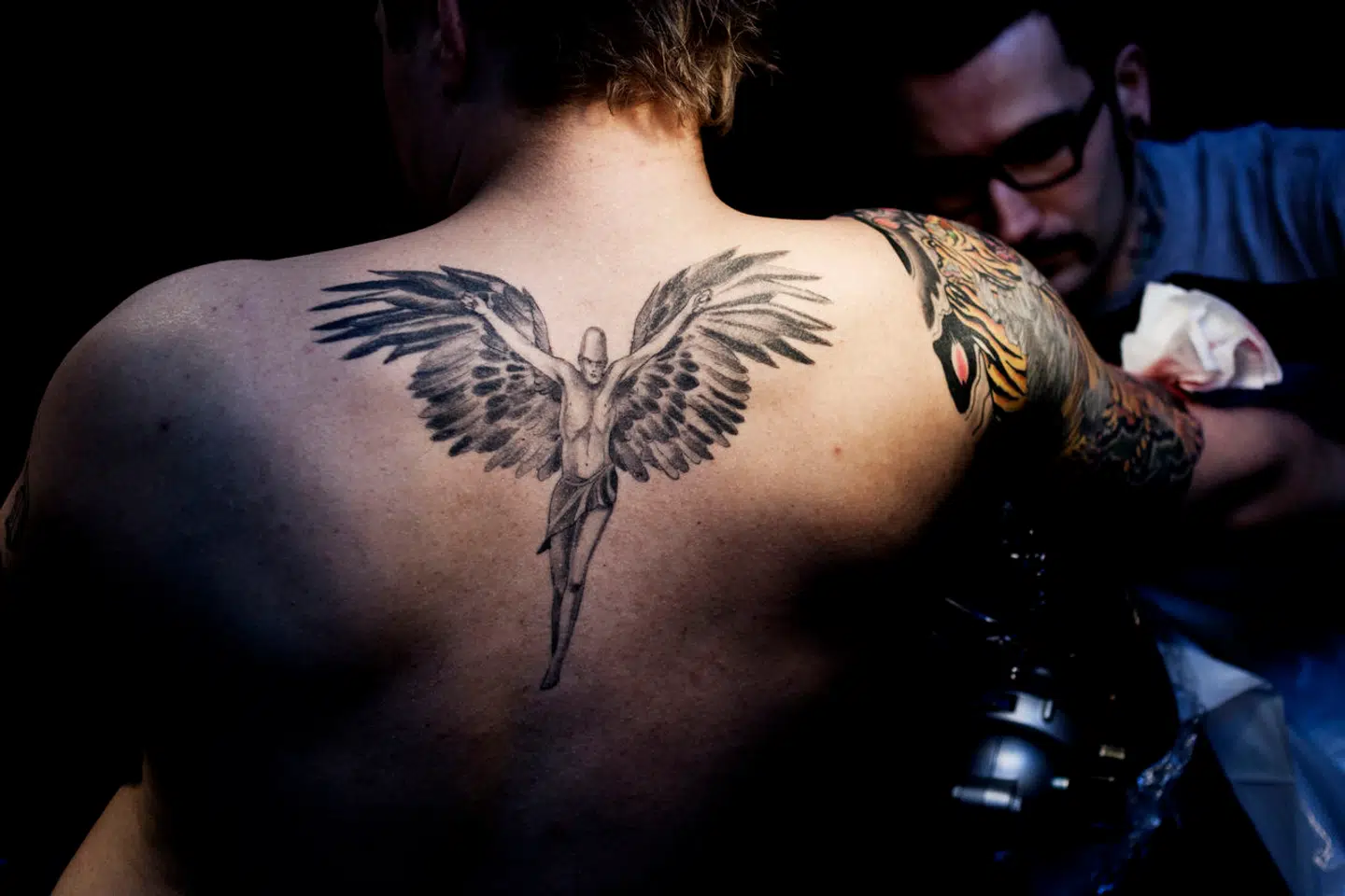 Antallet af tatoverede danskere er steget kraftigt gennem en årrække, og det anslås, at det i dag er helt op til 600.000 – 10 procent af befolkningen – der har denne form for kropsudsmykning. I Sverige og USA er andelen endnu større. Nu sættes der på ny fokus på eventuelle sundhedsrisici.