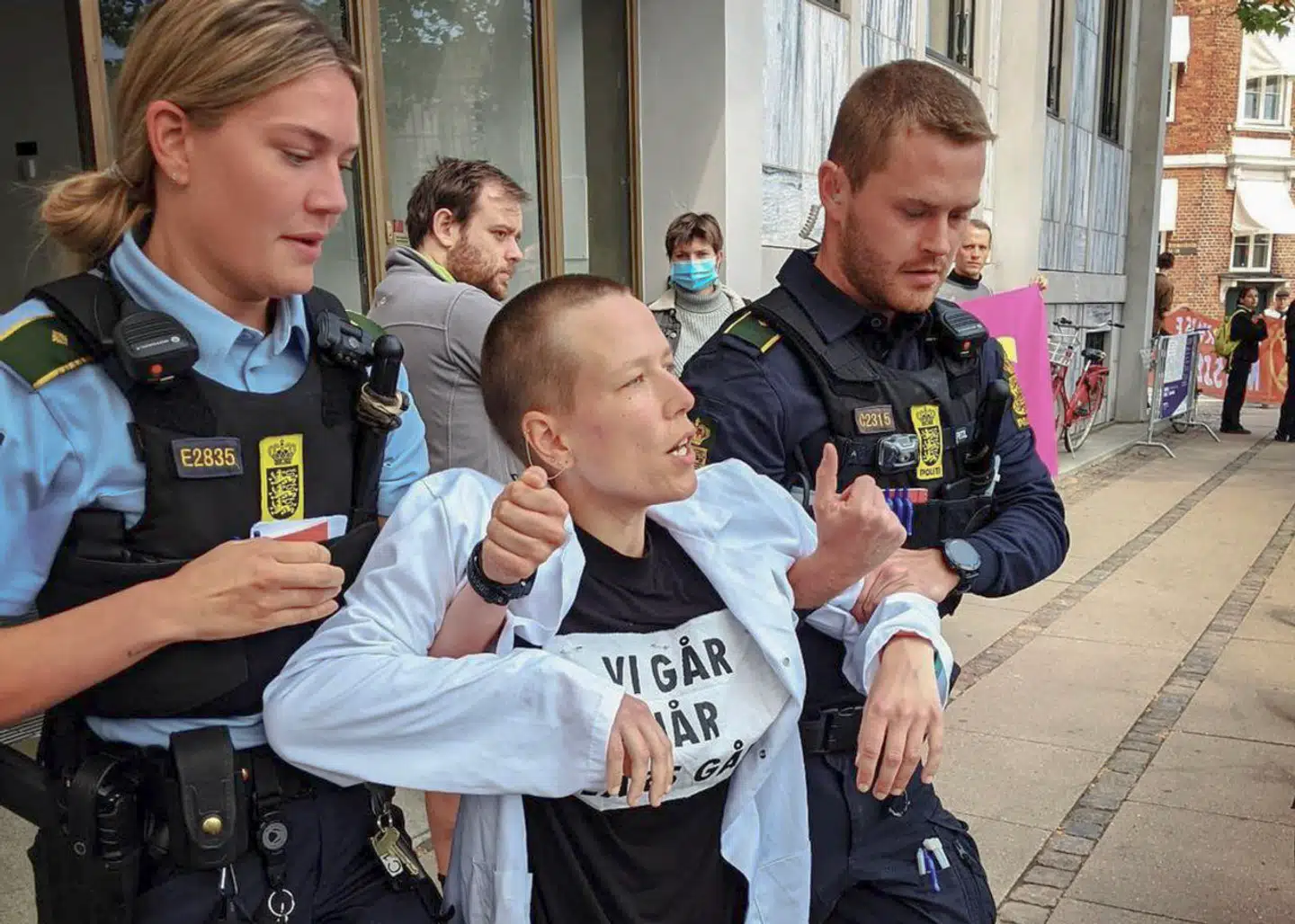 Som deltager i klimagræsrodsbevægelsen Nødbremsen, der denne uge har vakt vrede med vejblokader i København, har Nikoline Borgermann tidligere været i karambolage med politiet. Men hverken vrede bilister eller anklager om brud på de demokratiske spilleregler kan afholde hende og hendes ligesindede fra at forstyrre danskernes morgentrafik.