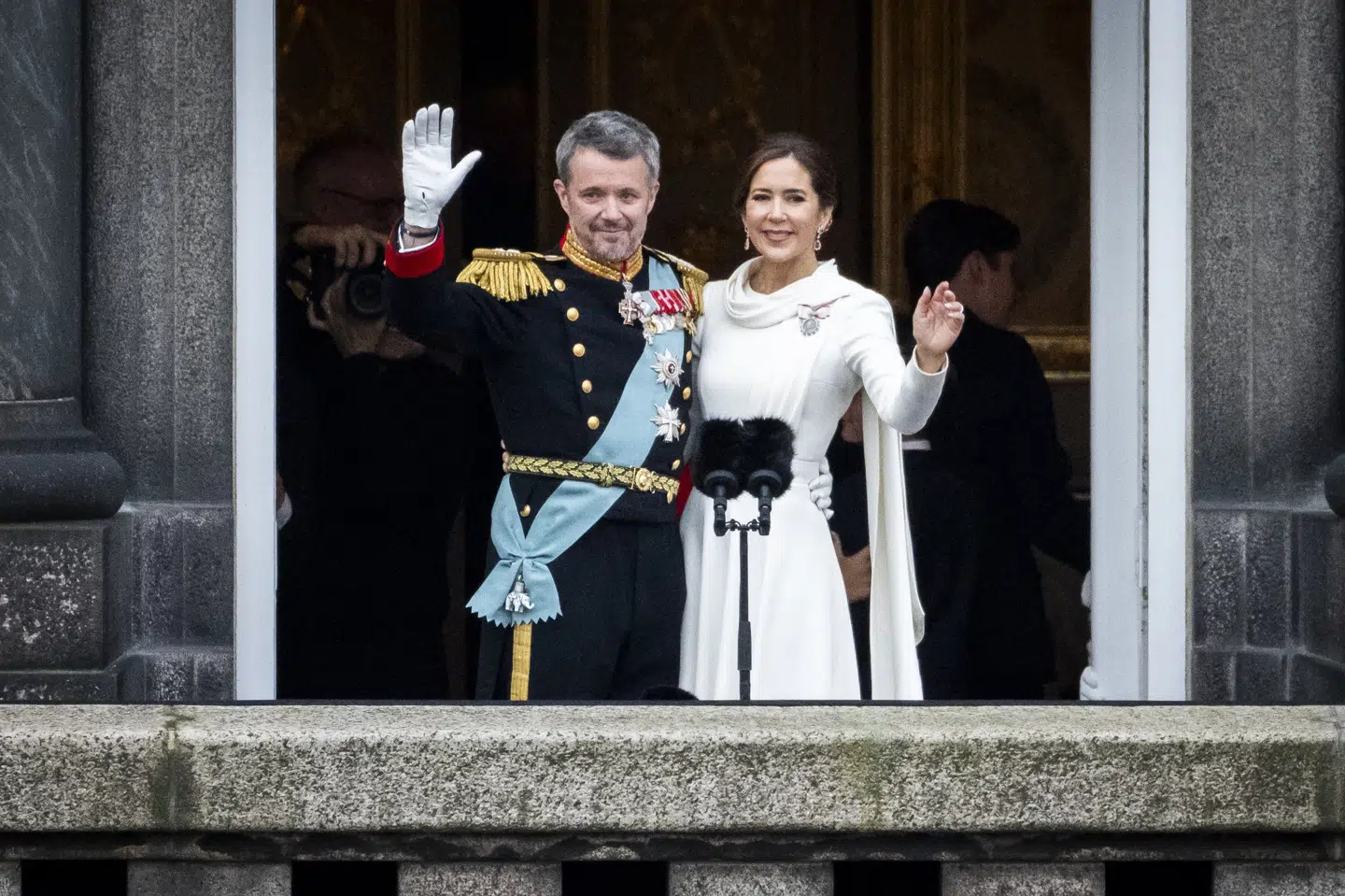 Mens hundredtusindvis af mennesker så på, blev kong Frederik med dronning Mary ved sin side proklameret fra balkonen på Christiansborgs Slotsplads 14. januar i år. Parret skulle have besøgt Færøerne i juni i år, men det blev aflyst på grund af en stor strejke. Besøget finder nu sted i juni næste år.