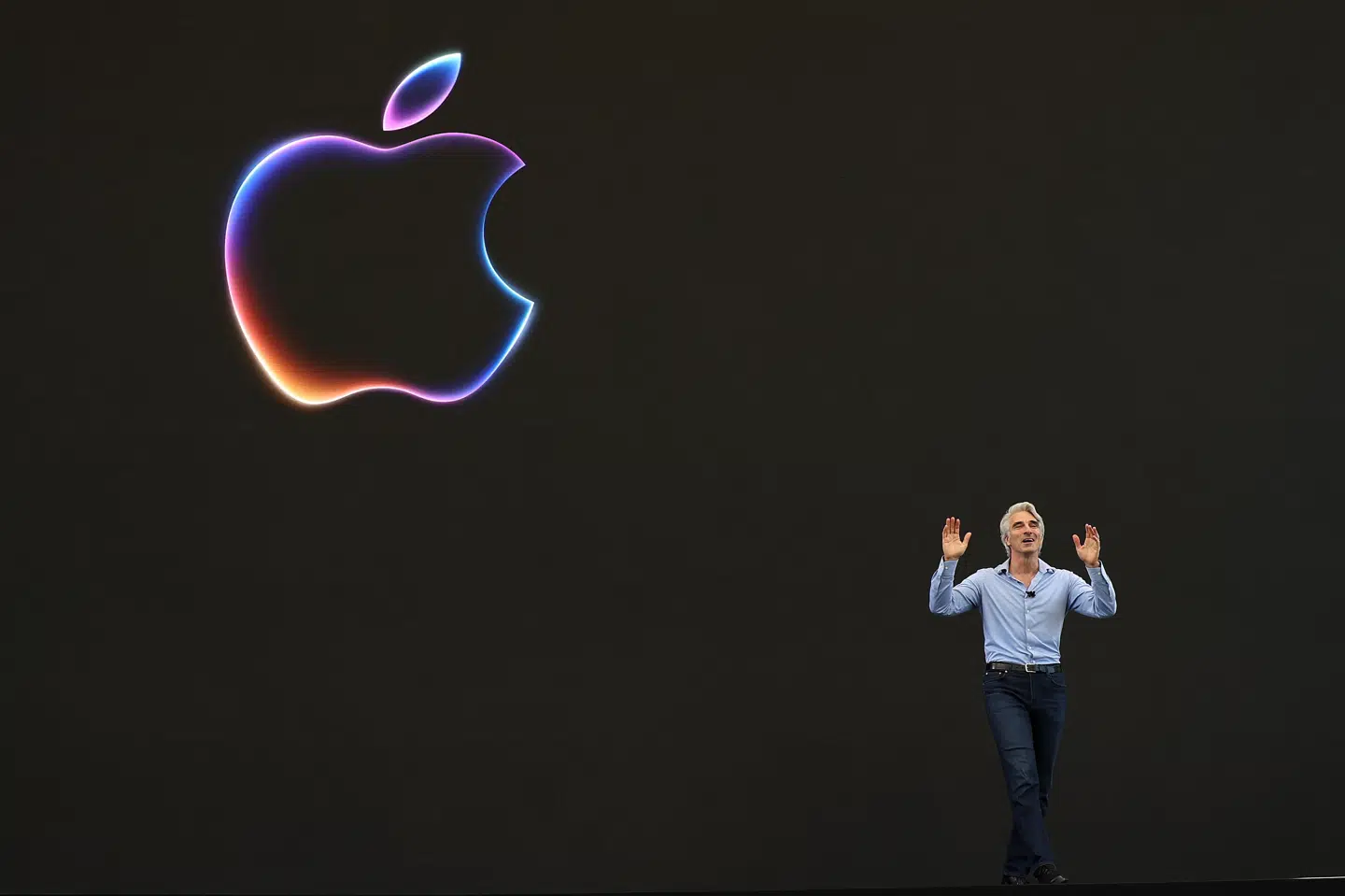 Apples vicepræsident, Craig Federighi, præsenterede den 10. juni virksomhedens kommende AI-funktioner. Europæerne må vente længere end andre, før de får lov til at prøve kræfter med dem.